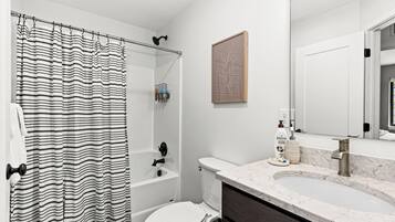 Hårtork, handdukar, tvål och toalettpapper