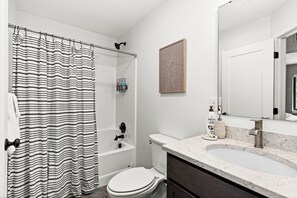 Hårtork, handdukar, tvål och toalettpapper