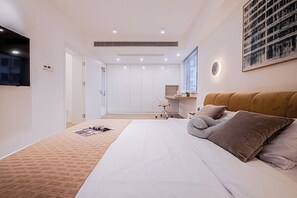 3 bedrooms, travel crib, free WiFi, bed sheets - 10-min walk to People Square, Shanghai Museum & Xintiandi (Shanghai)