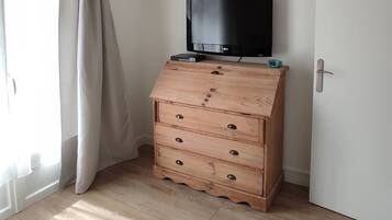 Familie vierpersoonskamer, 2 slaapkamers, terras, uitzicht op tuin | Verduisterende gordijnen, gratis wifi