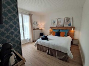 Habitación cuádruple familiar, 2 habitaciones, Terraza, vista al jardín | Decoración personalizada, muebles diferentes y cortinas blackout 