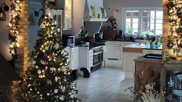 Lunch and dinner served, French cuisine