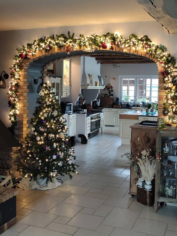 供应午餐和晚餐，法国菜