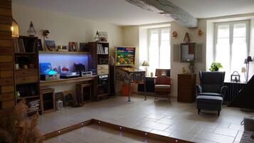 Phục vụ bữa trưa và bữa tối, món Pháp