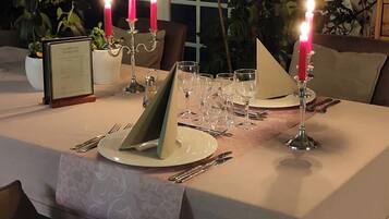 Serveert lunch en diner, Franse gerechten