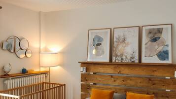 Habitación cuádruple familiar, 2 habitaciones, Terraza, vista al jardín | Decoración personalizada, muebles diferentes y cortinas blackout