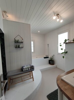 Familien-Vierbettzimmer, 2 Schlafzimmer, Terrasse, Gartenblick | Badezimmer
