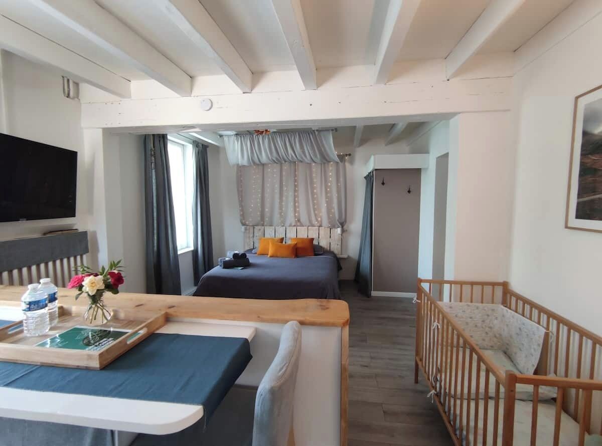 ロマンティック ダブルルーム 冷蔵庫 ガーデンビュー | 客室ごとに異なる装飾、客室ごとに異なるインテリア、遮光カーテン、WiFi (無料)