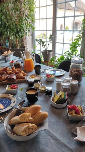 包含每日当地美食早餐