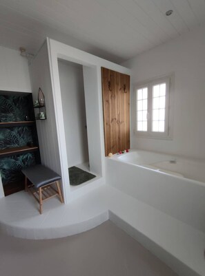 家庭四人房, 2 间卧室, 露台, 花园景观 | 浴室 | 吹风机、肥皂、洗发水、卫生纸