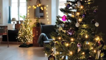 Lunch and dinner served, French cuisine