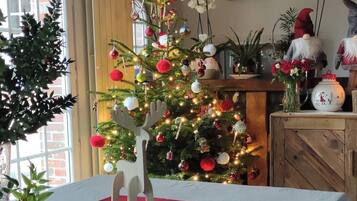 Phục vụ bữa trưa và bữa tối, món Pháp