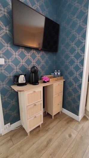 Habitación cuádruple familiar, 2 habitaciones, Terraza, vista al jardín | Decoración personalizada, muebles diferentes y cortinas blackout 