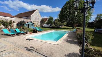 Außenpool (je nach Saison geöffnet), Sonnenschirme, Liegestühle