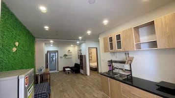 Apartamento família, sacada, vista para a cidade | Opções para refeição no quarto