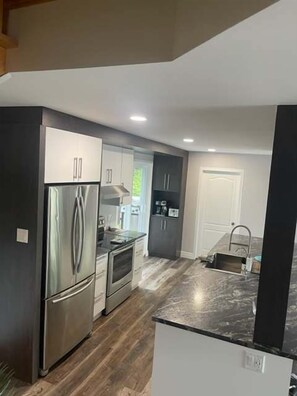 Frigorífico, microondas, horno y placa de cocina