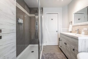 Douche, sèche-cheveux, serviettes fournies