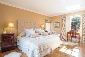 5 habitaciones, escritorio y tabla de planchar con plancha 