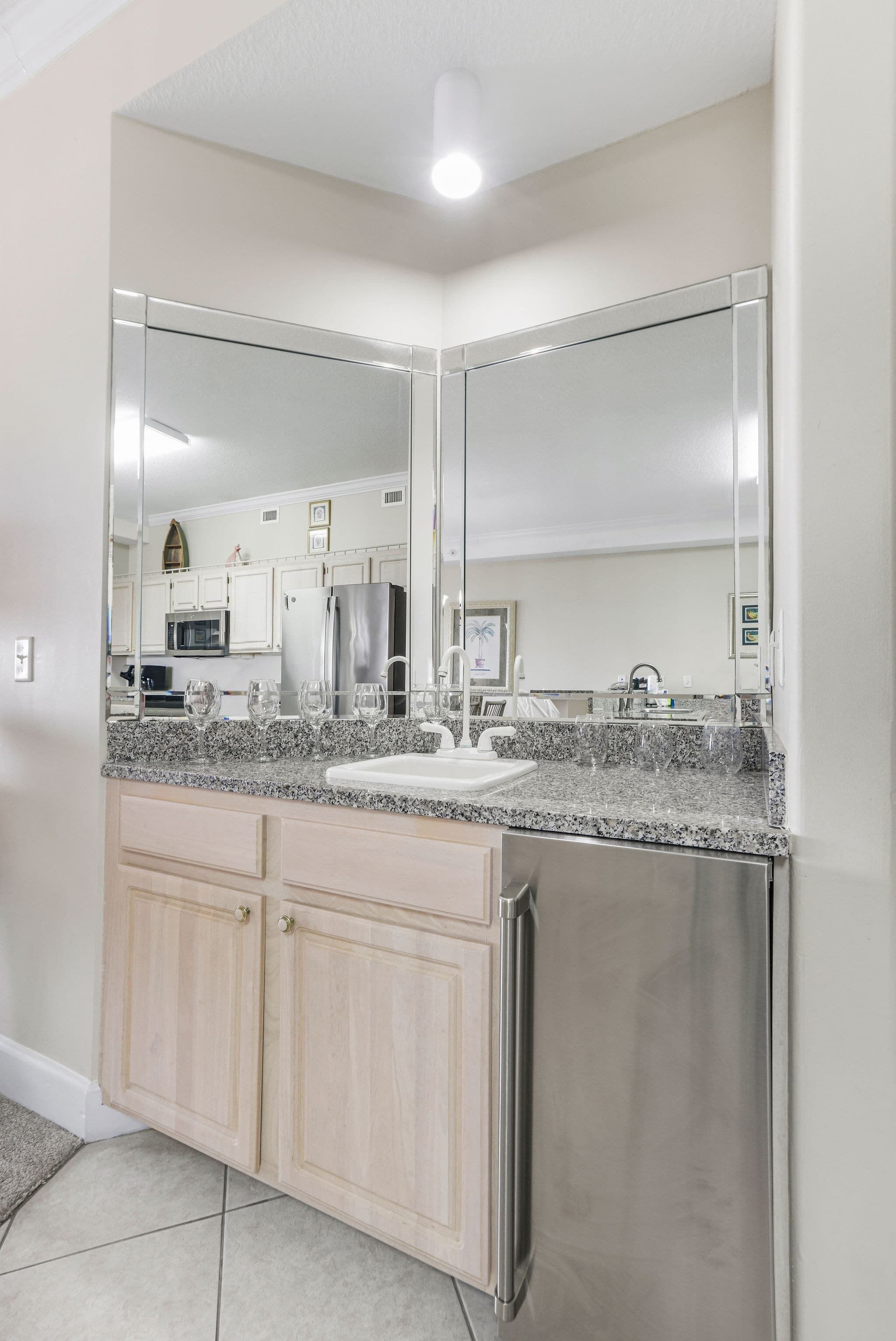 Un baño moderno con lavamanos doble, electrodomésticos de acero inoxidable y encimera de granito.