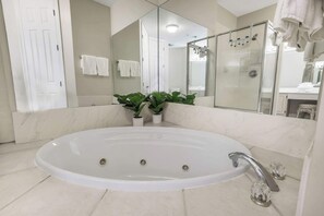 Shower, hair dryer, towels - Grand Pointe 310, panoramic views, huge balcony, 3rd floor with 3 bedrooms, 3.5 (Orange Beach)