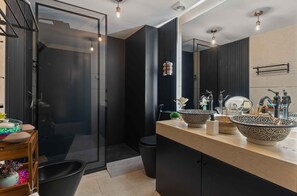 Shower, jetted bath, hair dryer, bidet - Al Fattah Luxury (Estepona)