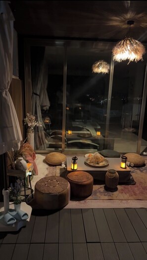 Un espace extérieur accueillant, avec des bancs confortables, des lanternes et une vue imprenable sur le ciel nocturne.