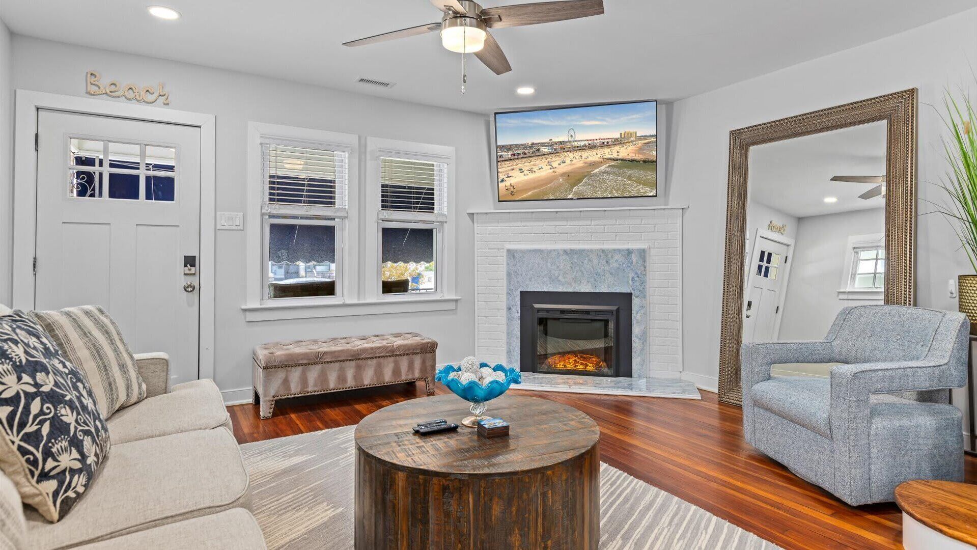 Télévision, cheminée, espaces bureaux