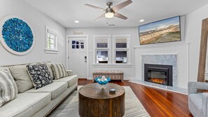 Televisor, llar de foc i oficines 