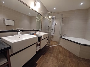 Family Studio Suite, Beach View | Bathroom | Hair dryer, towels, shampoo, toilet paper - Jasmine Bay (Fangshan)