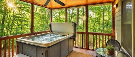Outdoor spa tub