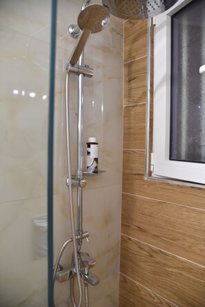 Douche, sĂšche-cheveux, serviettes fournies, savon