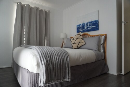 Bongaree Getaway, Clean Comfy, and Homely.




 
Older unit comfortable.