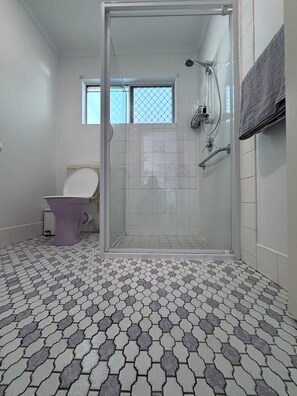 Douche, sèche-cheveux, serviettes fournies, papier toilette