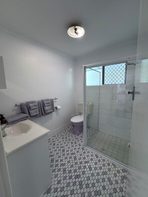Shower, hair dryer, towels, toilet paper - Bongaree Getaway, Clean Comfy, and Homely.




 
Older unit comfortable. (Bongaree)