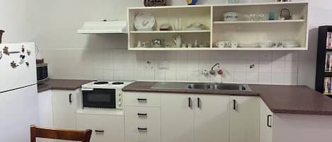 Geladeira, micro-ondas, cooktop, chaleira elétrica