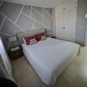 2 habitaciones, tabla de planchar con plancha, cuna de viaje y wifi