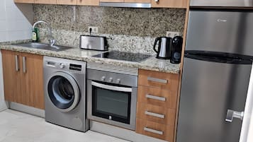 Kühlschrank, Mikrowelle, Ofen, Wasserkocher mit Kaffee-/Teezubehör