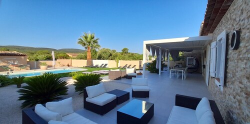 Family villa with pool in the heart of Provence. Sleeps 8. Sun and idleness