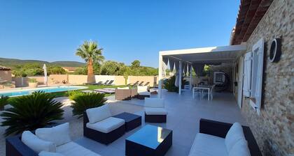 Family villa with pool in the heart of Provence. Sleeps 8. Sun and idleness