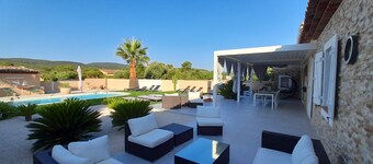 Family villa with pool in the heart of Provence. Sleeps 8. Sun and idleness