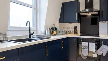 Frigorífico, placa de cocina y utensilios de cocina