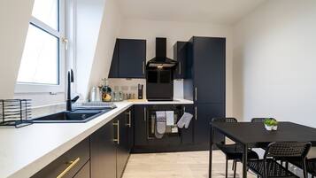 Frigorífico, placa de cocina y utensilios de cocina