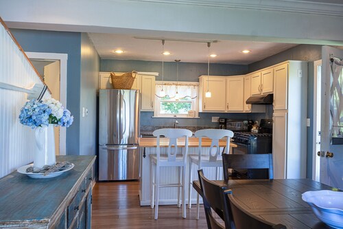 6 Tupper - New!! 3BR Near Town Neck Beach w/ Fenced in Yard, Pet Friendly!