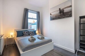 4 slaapkamers, een strijkplank/strijkijzer, wifi, beddengoed