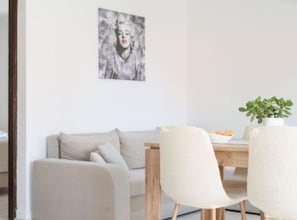 Talo (Holiday Home Seafront Oleandar) | Olohuone | 32–tuumainen taulutelevisio, jossa kaapelikanavat