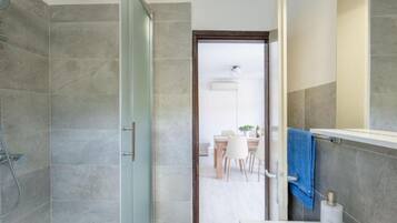 House (Holiday Home Seafront Oleandar) | Bathroom | Shower, towels