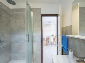 House (Holiday Home Seafront Oleandar) | Bathroom | Shower, towels - Holiday Home Seafront Oleandar (Blato)