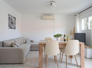 Ferienhaus (Holiday Home Seafront Oleandar) | Wohnzimmer | 32-Zoll-Flachbildfernseher mit Kabelempfang