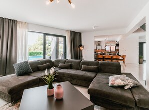 Villa (Four Bedroom Villa with Balcony and P) | Oppholdsrom | En 32-tommers Flatskjerm-TV med Parabol-TV