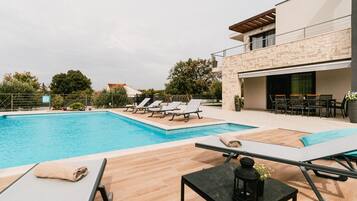Villa (Four Bedroom Villa with Balcony and P) | Außenpool | Außenpool (je nach Saison geöffnet)